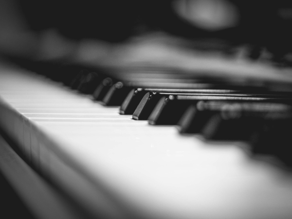 piano keyboards in black and white